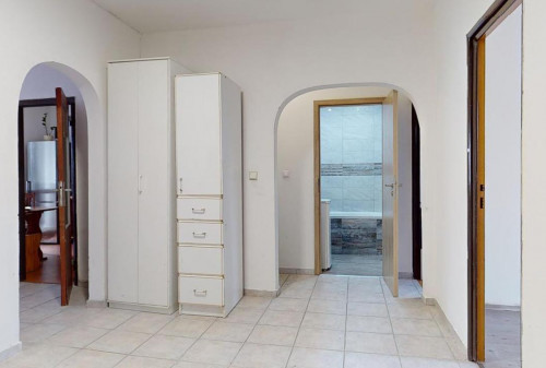 REZERVOVANÉ - Veľký 4-izbový byt s prerobenou kúpeľňou