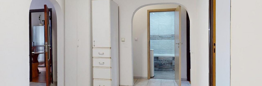 PREDANÉ - Veľký 4-izbový byt s prerobenou kúpeľňou