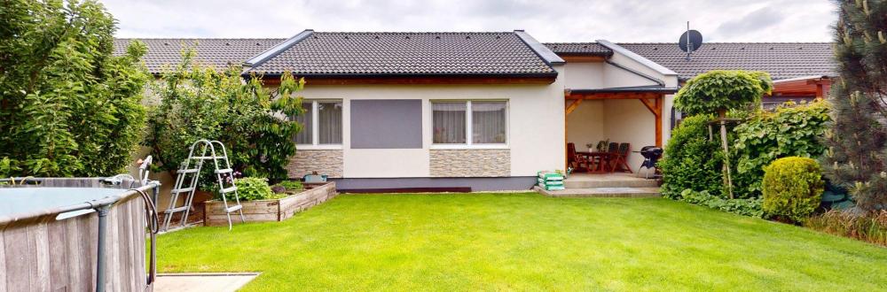 NA PREDAJ: Nádherný rodinný dom v Rajke – moderné bývanie