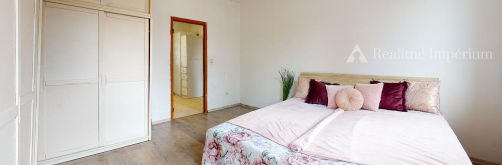 PREDANÉ - Veľký 4-izbový byt s prerobenou kúpeľňou