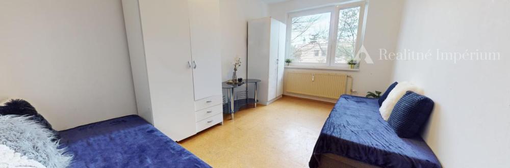 PREDANÉ - Veľký 4-izbový byt s prerobenou kúpeľňou