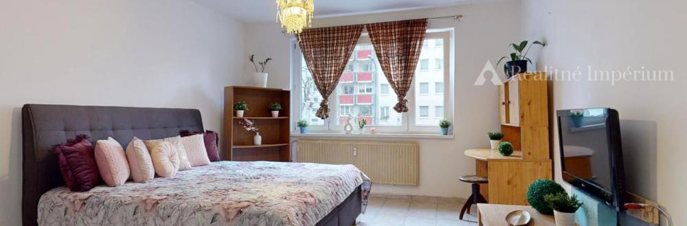 PREDANÉ - Veľký 4-izbový byt s prerobenou kúpeľňou