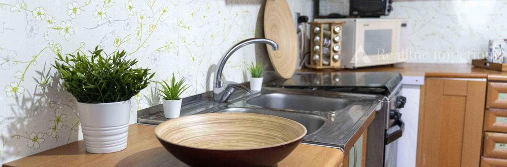 PREDANÉ - Veľký 4-izbový byt s prerobenou kúpeľňou