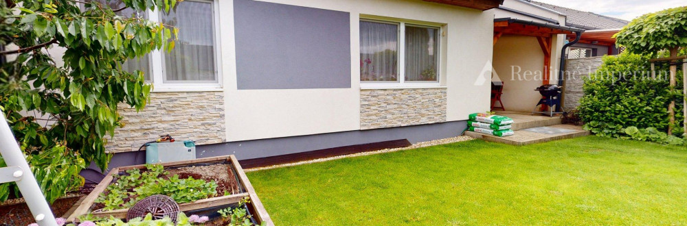 NA PREDAJ: Nádherný rodinný dom v Rajke – moderné bývanie