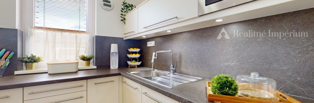 NA PREDAJ: Nádherný rodinný dom v Rajke – moderné bývanie