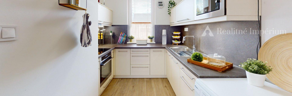 NA PREDAJ: Nádherný rodinný dom v Rajke – moderné bývanie