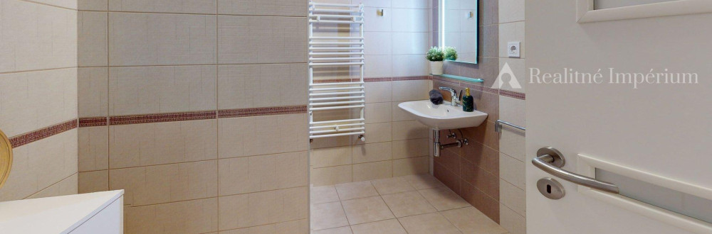 NA PREDAJ: Nádherný rodinný dom v Rajke – moderné bývanie