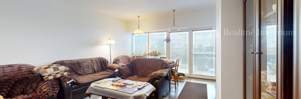 DVE TERASY, ZIMNÁ ZÁHRADA A VÝHĽAD NA CELÉ PODUNAJSKÉ BISKUPICE.