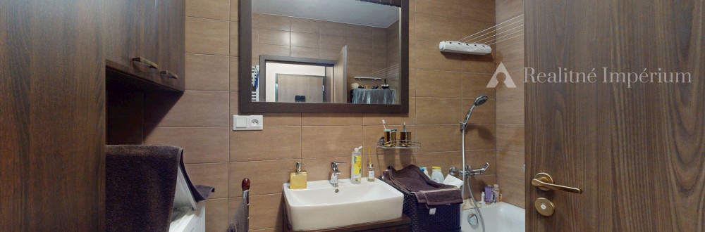 DVE TERASY, ZIMNÁ ZÁHRADA A VÝHĽAD NA CELÉ PODUNAJSKÉ BISKUPICE.