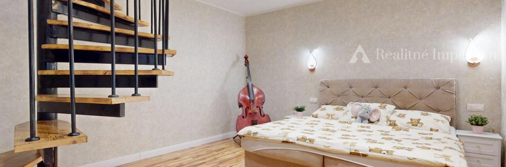 TOP MAKLÉR ponúka jedinečný 2-izbový mezonet, ktorý vás chytí za srdce – Rovinka, Hlavná ulica