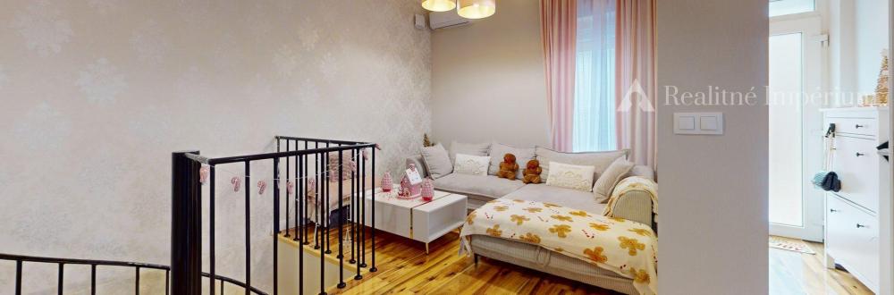 TOP MAKLÉR ponúka jedinečný 2-izbový mezonet, ktorý vás chytí za srdce – Rovinka, Hlavná ulica