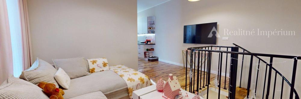 TOP MAKLÉR ponúka jedinečný 2-izbový mezonet, ktorý vás chytí za srdce – Rovinka, Hlavná ulica