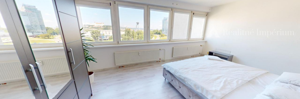 TOP MAKLÉR ponúka byt s výhľadom na HRAD, UFO a STARÉ MESTO - vhodné na AIRBNB