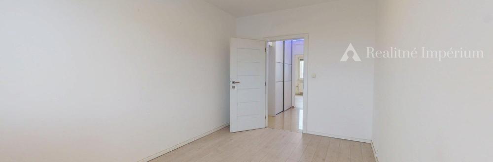 🏆 TOP MAKLÉR ponúka 3-izbový byt na Budatínskej 77