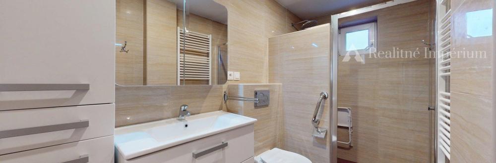 TOP MAKLÉR ponúka na predaj rodinný dom v pokojnej časti BA