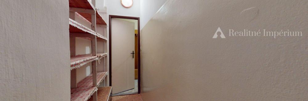 TOP MAKLÉR ponúka na predaj rodinný dom v pokojnej časti BA