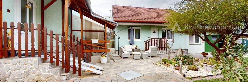 TOP MAKLÉR ponúka veľký rodinný dom na pozemku s potenciálom