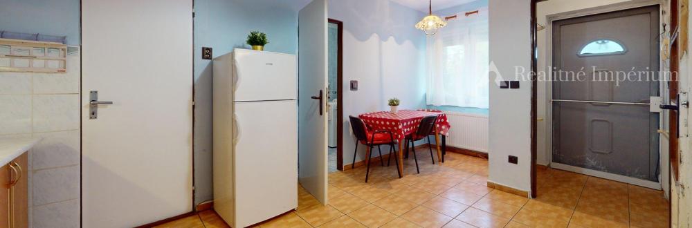 TOP MAKLÉR ponúka veľký rodinný dom na pozemku s potenciálom