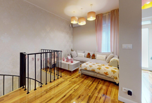 TOP MAKLÉR ponúka jedinečný 2-izbový mezonet, ktorý vás chytí za srdce – Rovinka, Hlavná ulica