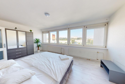 TOP MAKLÉR ponúka byt s výhľadom na HRAD, UFO a STARÉ MESTO - vhodné na AIRBNB