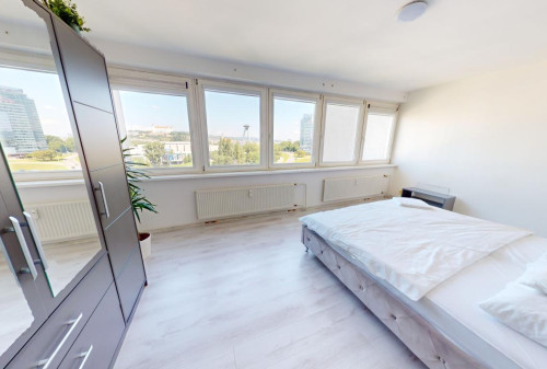 TOP MAKLÉR ponúka byt s výhľadom na HRAD, UFO a STARÉ MESTO - vhodné na AIRBNB