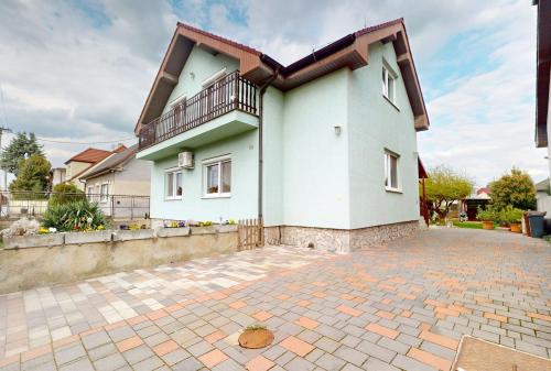 TOP MAKLÉR ponúka veľký rodinný dom na pozemku s potenciálom