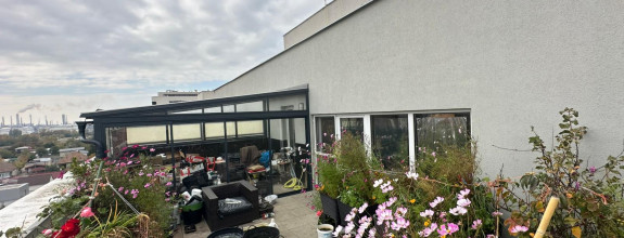 DVE TERASY, ZIMNÁ ZÁHRADA A VÝHĽAD NA CELÉ PODUNAJSKÉ BISKUPICE.