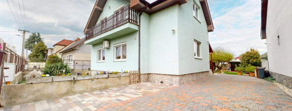 TOP MAKLÉR ponúka veľký rodinný dom na pozemku s potenciálom