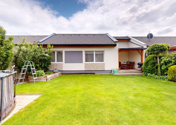 NA PREDAJ: Nádherný rodinný dom v Rajke – moderné bývanie